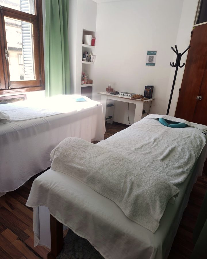 Sala doble con dos camillas preparadas una al lado de la otra
