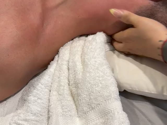 Terapeuta descontracturando cuello y hombros